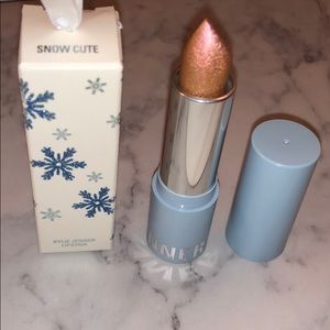 Kylie Holiday ‘18 Metallic Lipstick “Snow Cute”